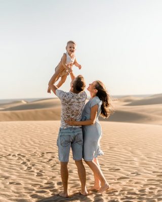October treated us well. Photo from our Gran Canaria trip with friends. I also took some photos of our friends on these dunes and I can't wait to show them to you. But in the meantime, I'll just post some photos of us 🤷‍♀️😁. Thank you David for taking this shot 📷. It is already hanging on our bedroom wall 🤗.
.
.
.
.
.
#grancanaria #grancanariadunes #desertdunes #dunesandsea #desert #familyfun #thisisus #myfavouriteboys #flyingbaby #familyphotography #canaryisland